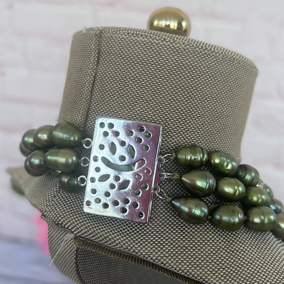 3 Strand vintage pearl green necklace STUNNING! - Picture 6 of 10